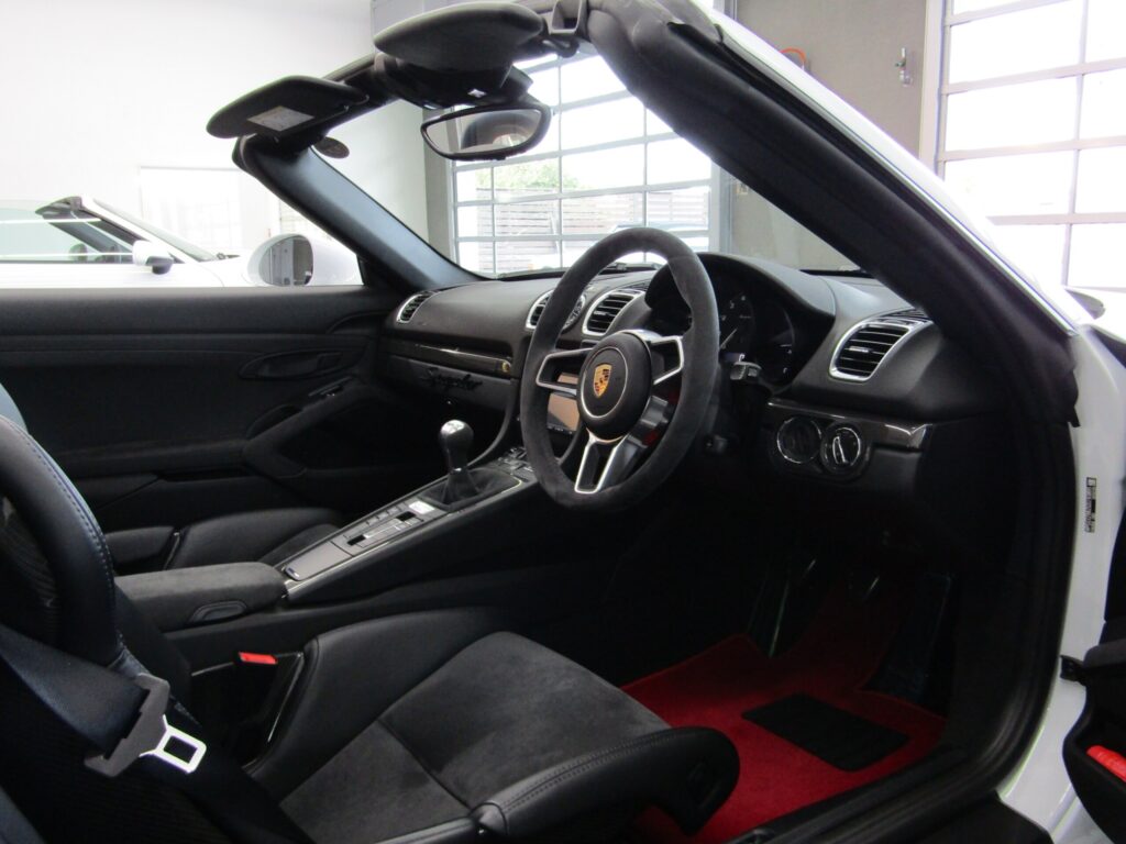 オープンエアーと快音、そしてパワフルなエンジン、マニュアルの組み合わせは最高です!